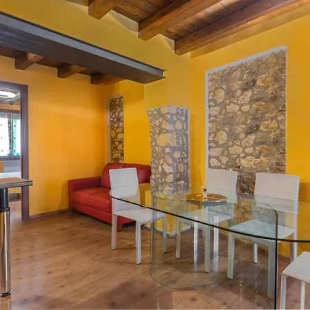 Apartman Stylish 2 Bedroom With Balcony